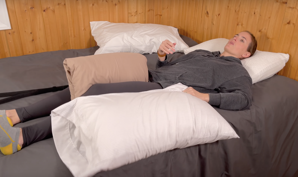 https://www.equipmeot.com/contents/uploads/2022/08/how-to-sleep-after-hip-replacement-best-sleep-position-1024x610.png