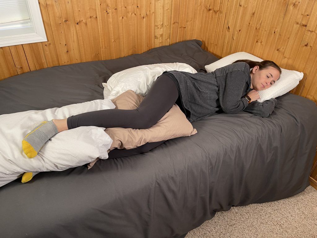 https://www.equipmeot.com/contents/uploads/2022/08/how-to-sleep-after-hip-replacement-side-sleeping-with-pillows-1024x768.jpg